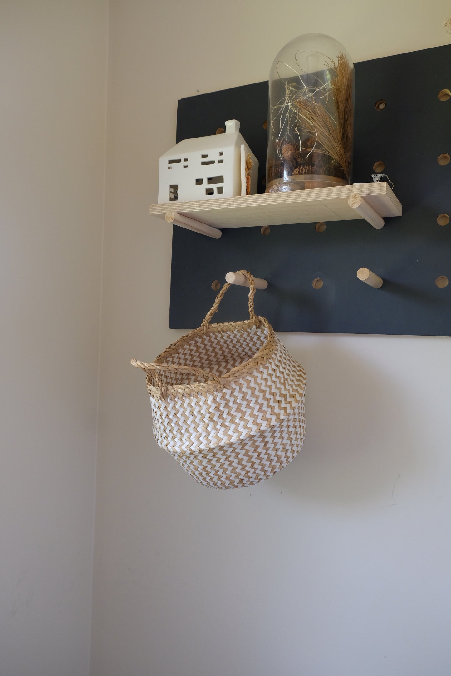 Zigzag White Pattern Belly Basket